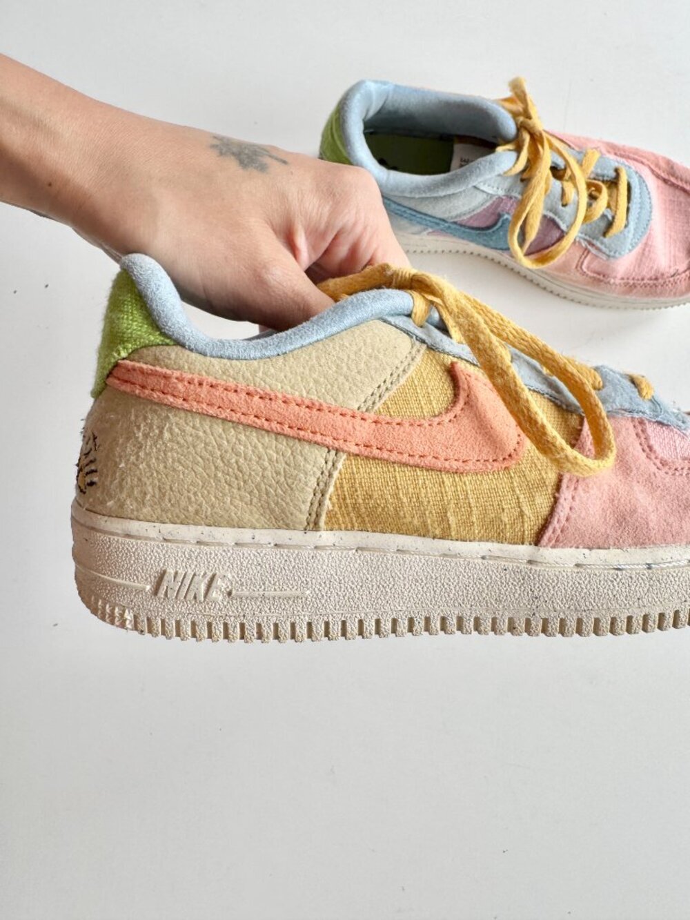 Kids' NIKE Air Force 1 Low 07 LV8 Next Nature 'Sun Club Multi' Sneakers, Size 3Y - Picture 4 of 14